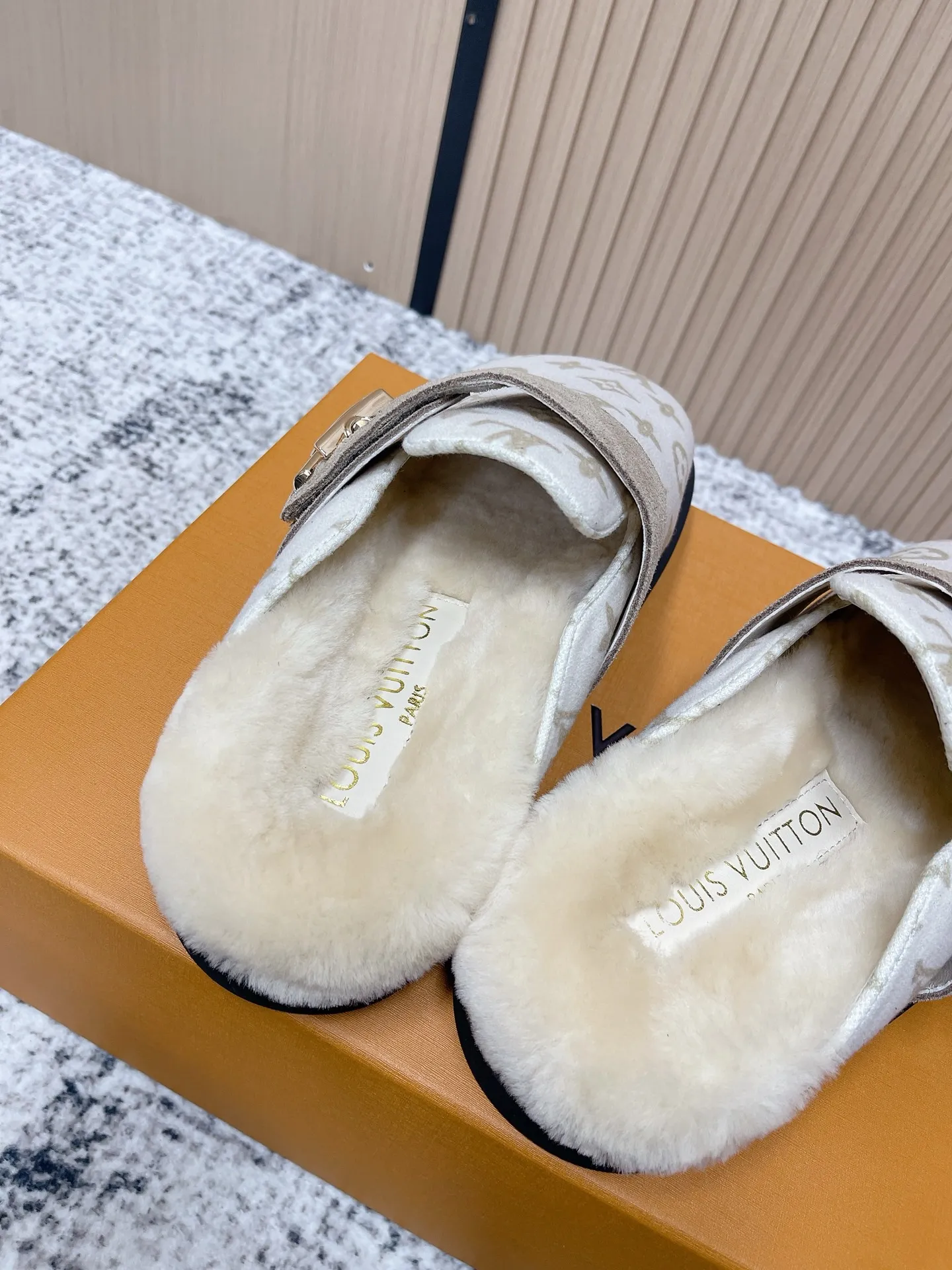 [L Home] P: 500💰 Size: 35-46 (female 40.41, male 45 46 custom-made) Top version Louis vuitton Lv top version LV couple's wool slippers New couple's Birkenstock slippers Cute and loveable, the foot feel is not too good Simple and high-end Sling-hee design Ready to wear and go Good news for lazy people Upper imported cowhide/imported old floral cloth Original hardware buckle, original molded high-density foam outsole Fabric: Yangjing/classic jacquard fabric Lining: imported wool lining Sole: original foam combination sole